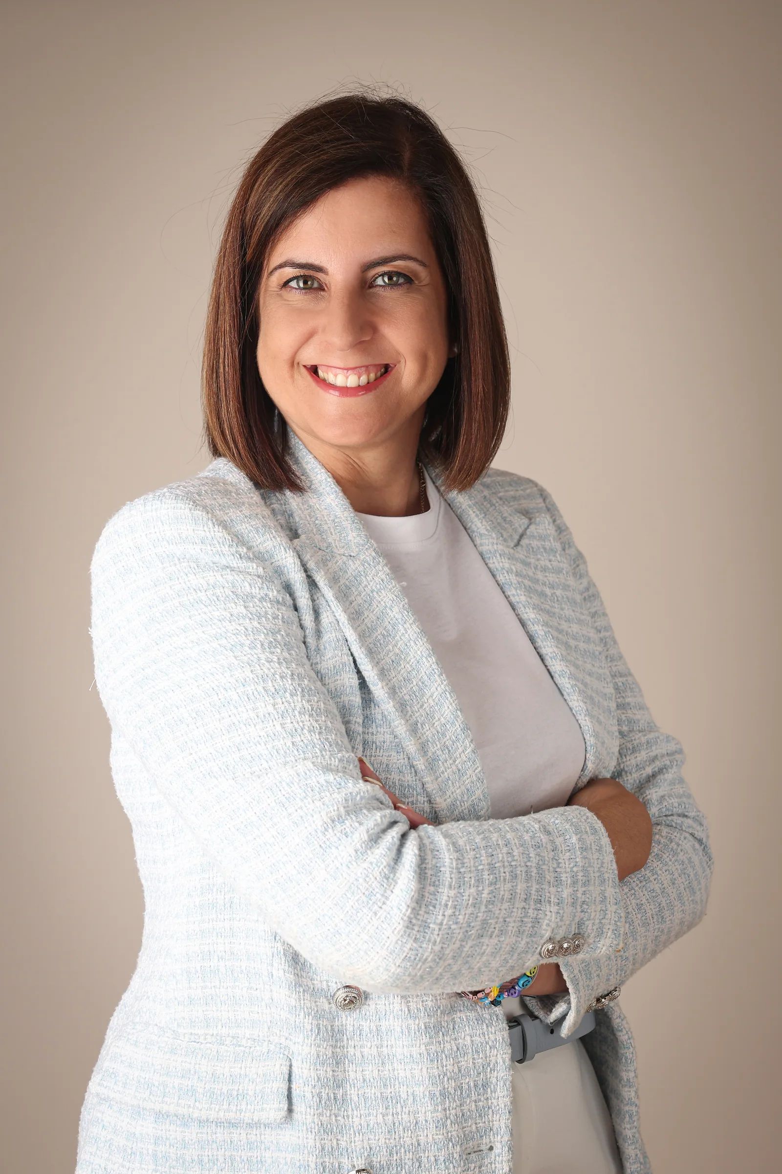 Isabel Serra sonriendo con una chaqueta azul clara